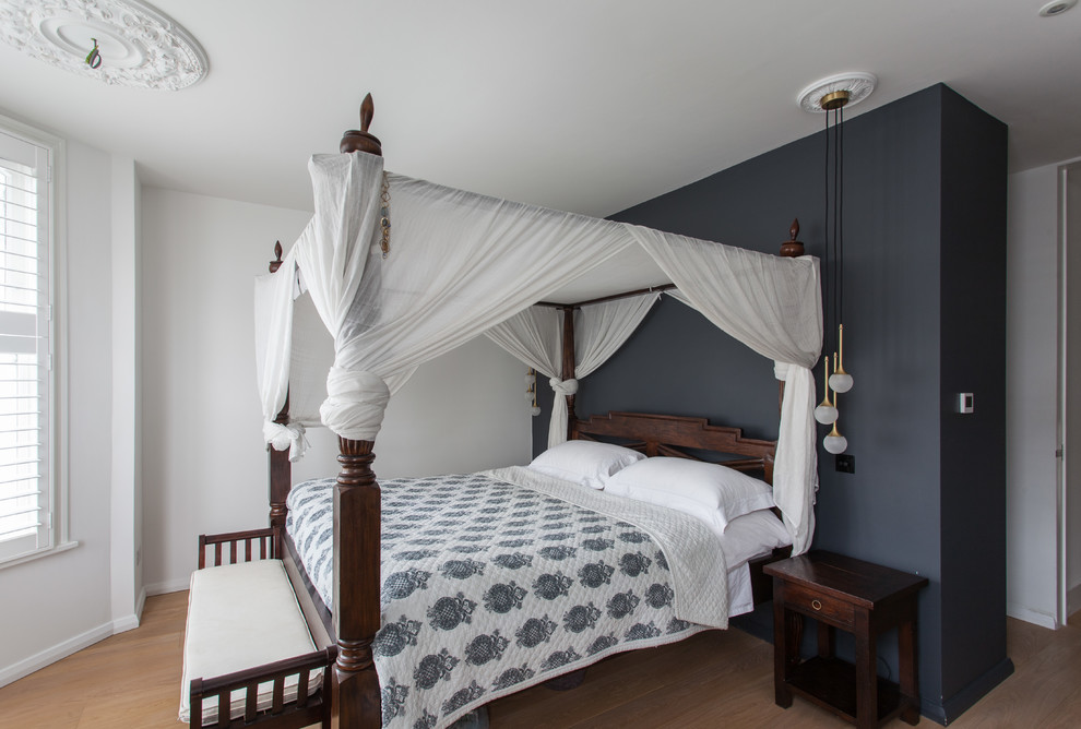 Diseño de dormitorio tradicional renovado de tamaño medio con paredes blancas, suelo de madera clara y suelo beige
