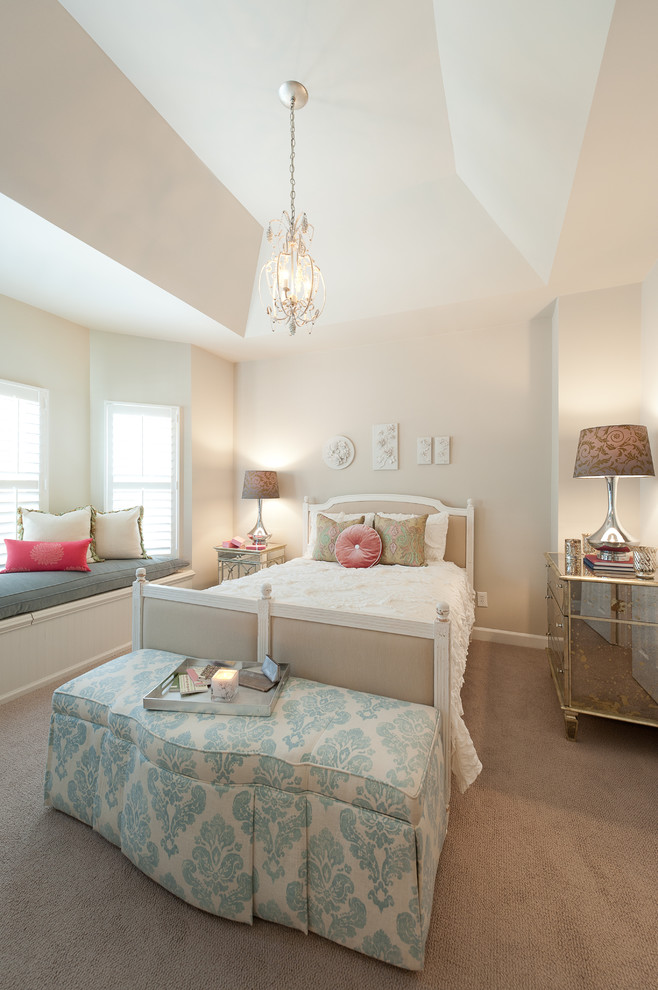 Immagine di una camera da letto shabby-chic style con pareti beige e moquette