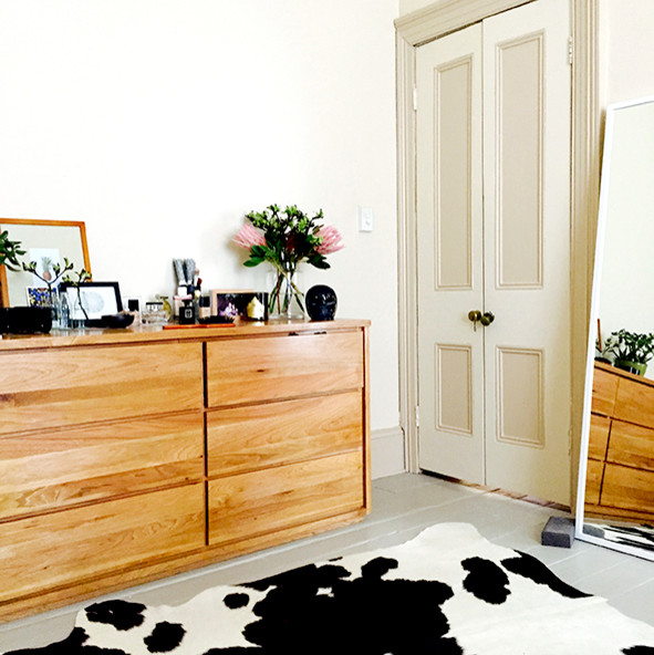 Kleines Modernes Gästezimmer ohne Kamin mit weißer Wandfarbe und gebeiztem Holzboden in Sydney