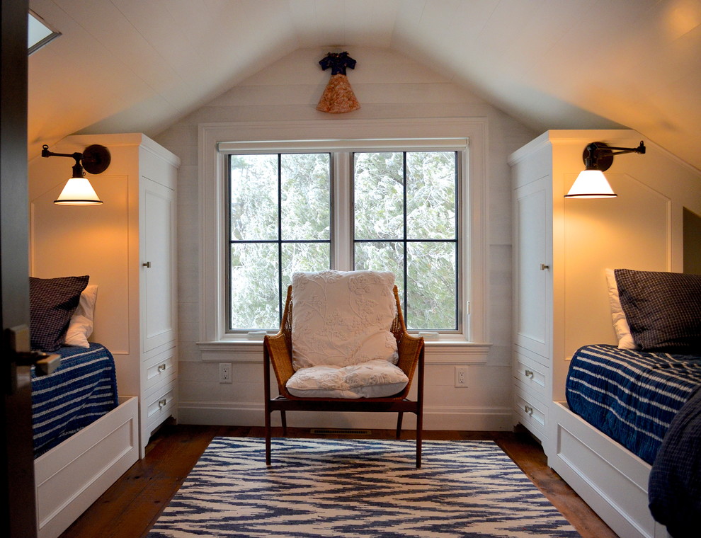Foto de dormitorio tipo loft costero con paredes blancas y suelo de madera oscura