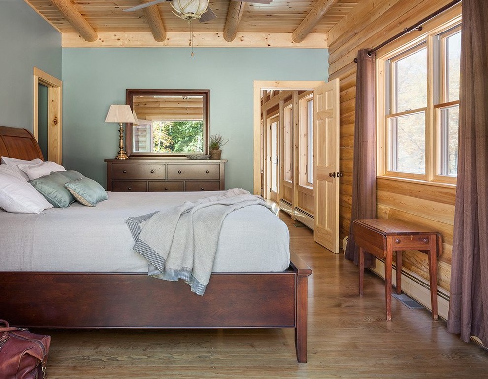 ポートランド(メイン)にある中くらいなラスティックスタイルのおしゃれな寝室 (緑の壁、無垢フローリング、茶色い床) のインテリア