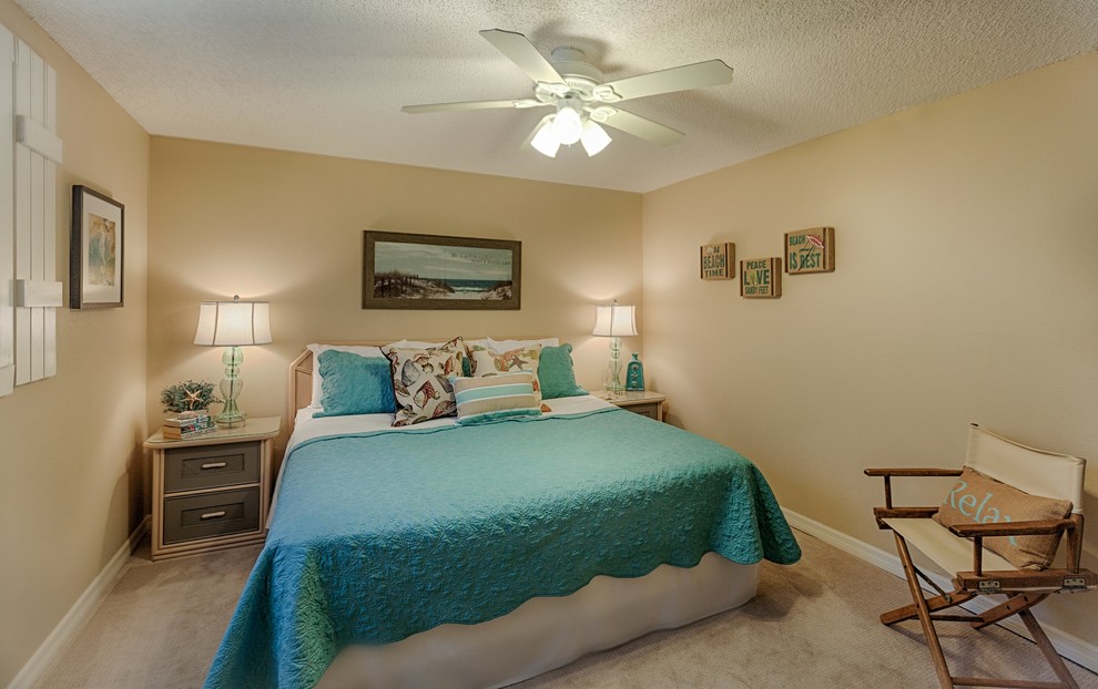 Mittelgroßes Maritimes Hauptschlafzimmer mit beiger Wandfarbe und Teppichboden in Tampa