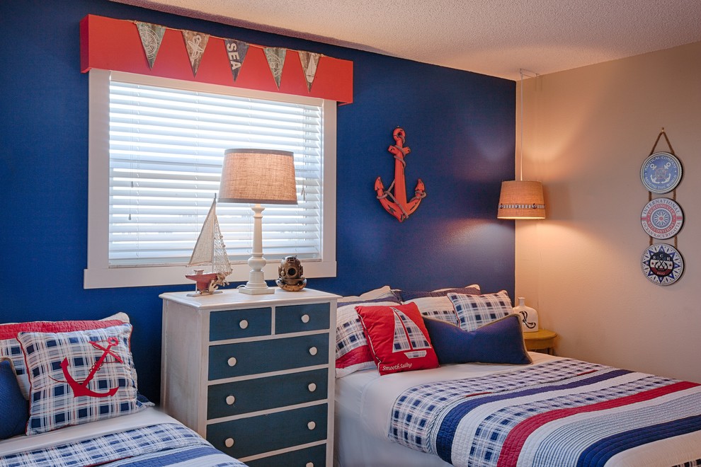 Imagen de habitación de invitados marinera de tamaño medio con paredes azules y moqueta