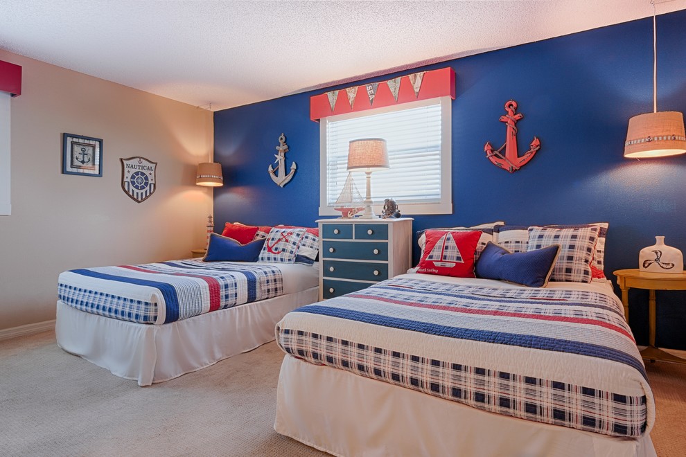 Modelo de habitación de invitados marinera de tamaño medio con paredes azules y moqueta