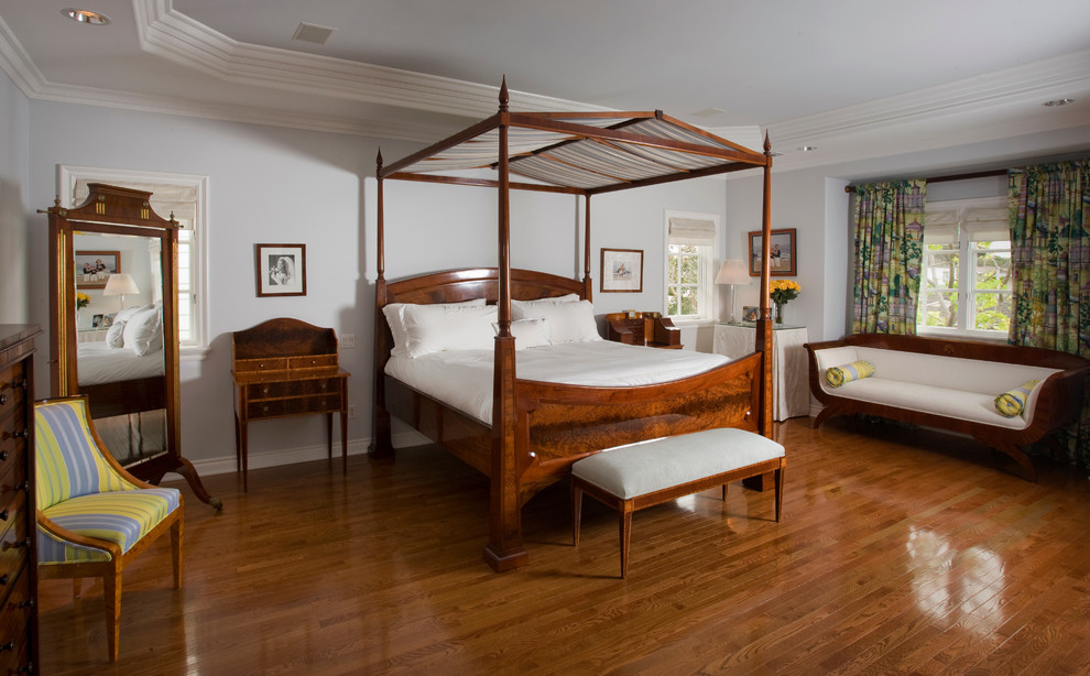 На фото: хозяйская спальня в классическом стиле с серыми стенами и паркетным полом среднего тона без камина