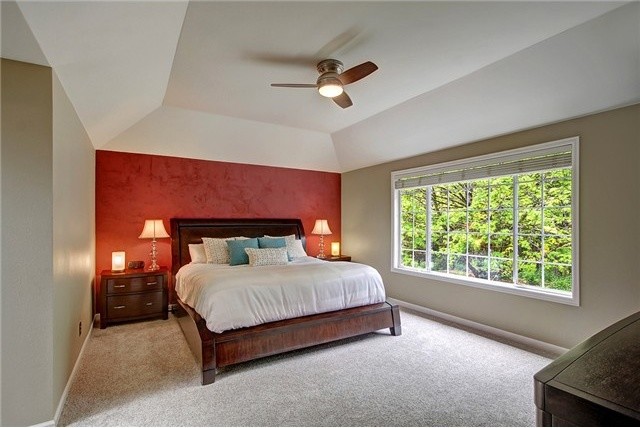 На фото: спальня в стиле неоклассика (современная классика) с красными стенами с