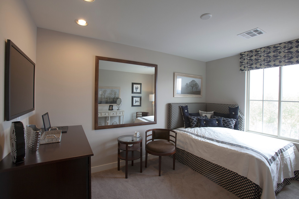 Идея дизайна: гостевая спальня среднего размера, (комната для гостей) в стиле фьюжн с бежевыми стенами и ковровым покрытием без камина