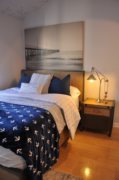 Exemple d'une chambre bord de mer avec parquet en bambou et un mur gris.