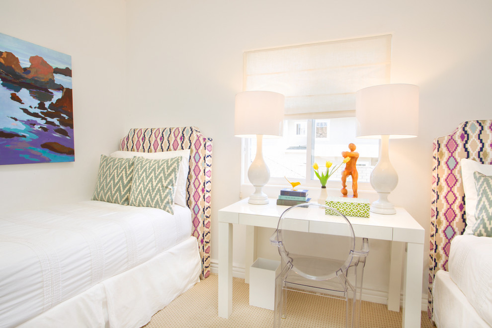 На фото: гостевая спальня (комната для гостей) в морском стиле с белыми стенами и ковровым покрытием с