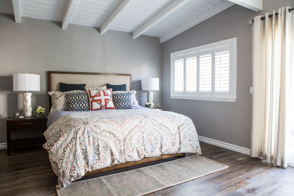 Ejemplo de dormitorio principal marinero de tamaño medio con paredes grises y suelo de madera en tonos medios