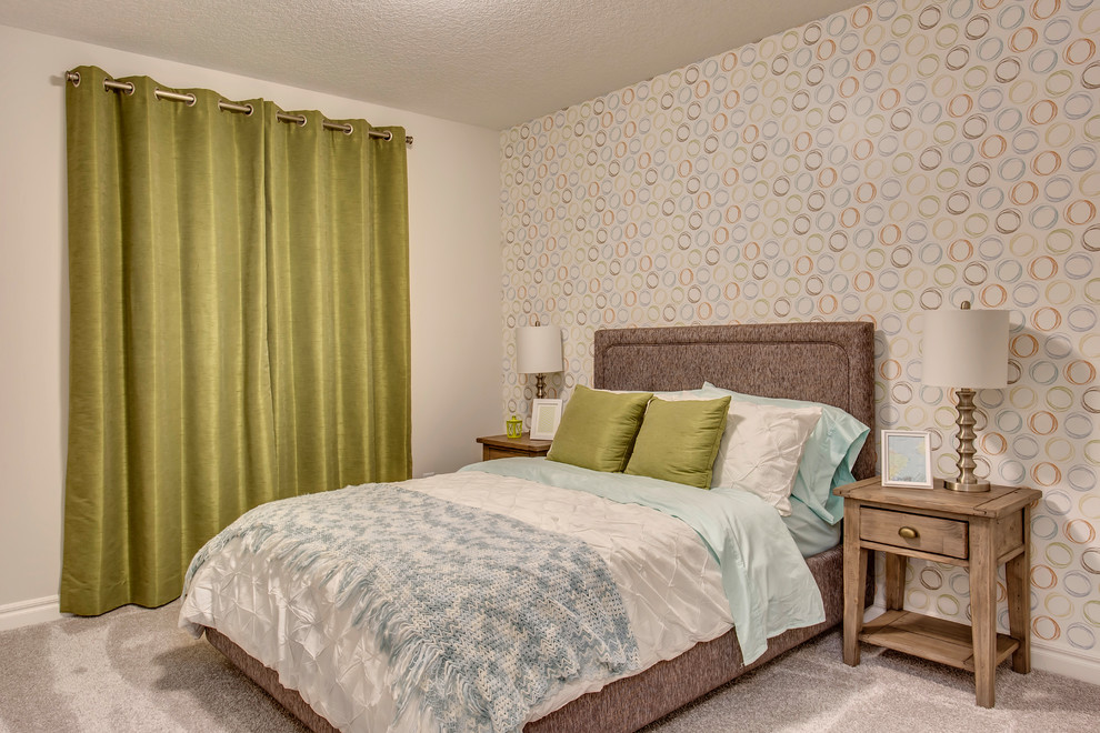 Пример оригинального дизайна: гостевая спальня среднего размера, (комната для гостей) в стиле ретро с разноцветными стенами, ковровым покрытием и серым полом без камина