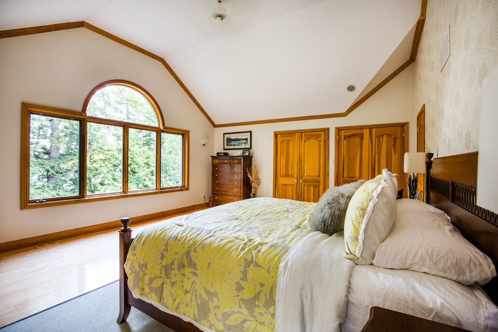 Geräumiges Modernes Hauptschlafzimmer ohne Kamin mit weißer Wandfarbe und hellem Holzboden in Toronto