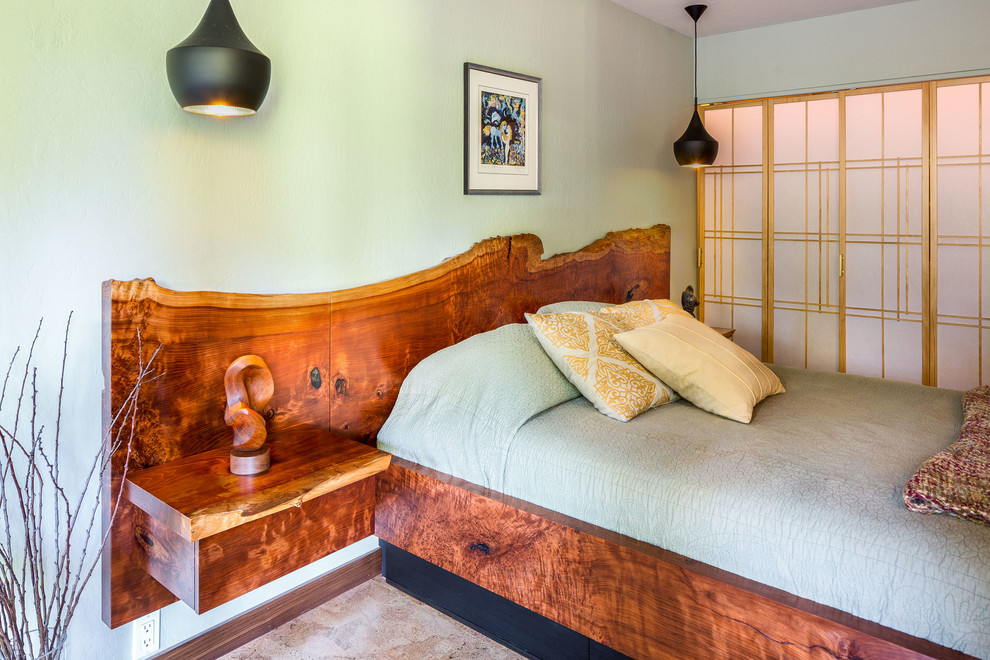Идея дизайна: хозяйская спальня среднего размера в стиле неоклассика (современная классика) с зелеными стенами и пробковым полом без камина