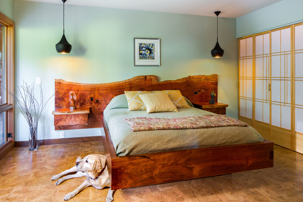 他の地域にある中くらいなトランジショナルスタイルのおしゃれな主寝室 (緑の壁、コルクフローリング、暖炉なし)