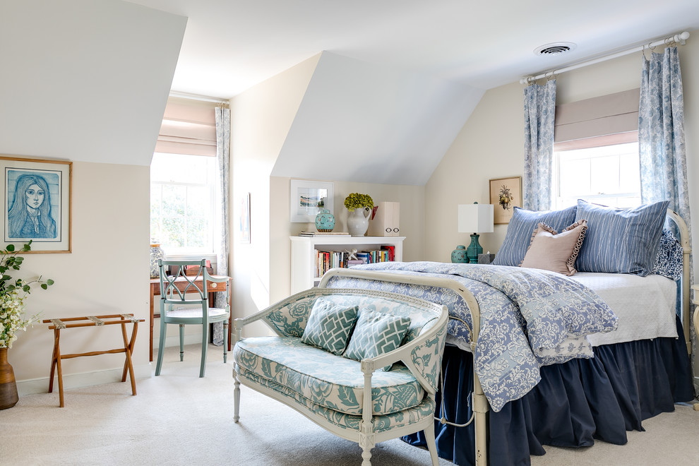 Ejemplo de dormitorio principal clásico con paredes beige, moqueta y suelo beige