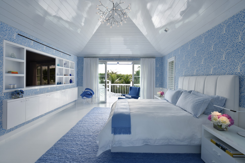 Großes Modernes Hauptschlafzimmer ohne Kamin mit blauer Wandfarbe und gebeiztem Holzboden in Miami