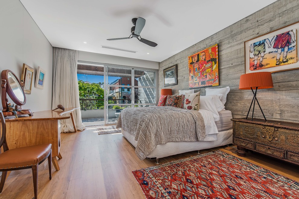 Asiatisches Hauptschlafzimmer mit grauer Wandfarbe, braunem Holzboden und beigem Boden in Perth