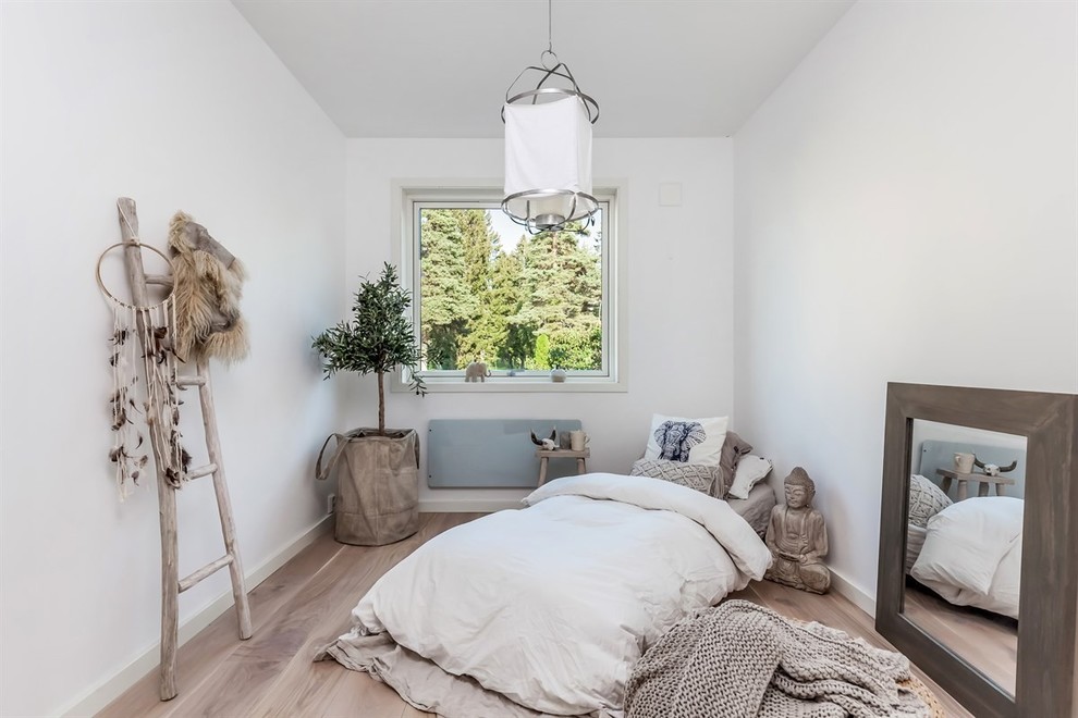 Nordisches Schlafzimmer mit weißer Wandfarbe in Stockholm
