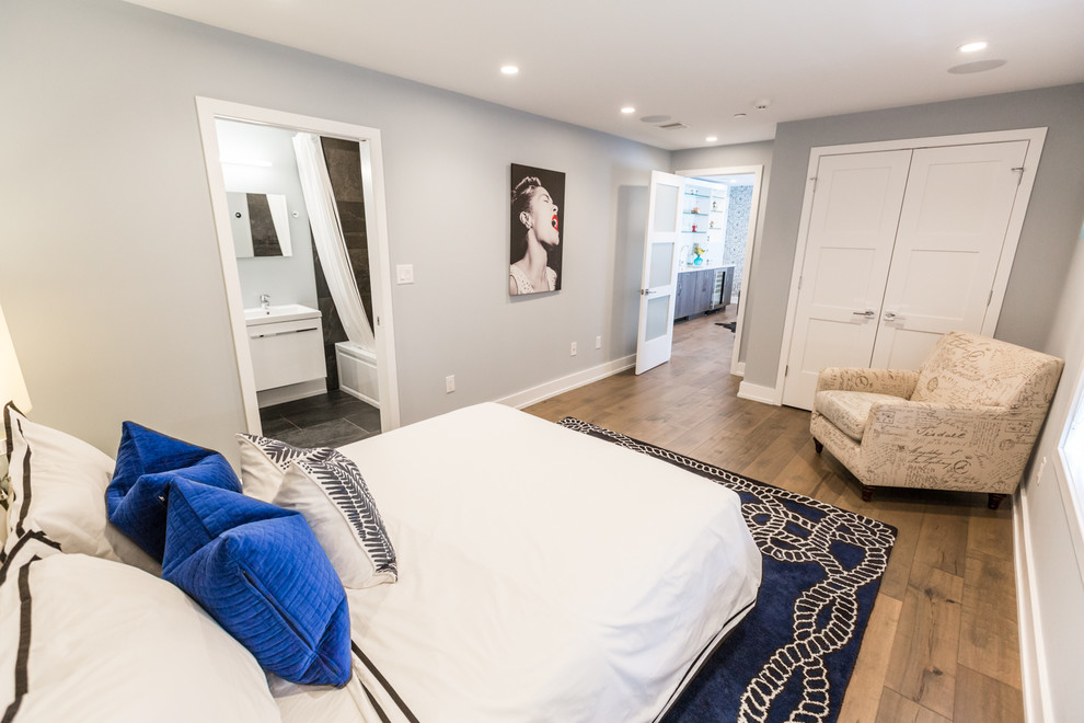 Свежая идея для дизайна: гостевая спальня среднего размера, (комната для гостей) в стиле фьюжн с серыми стенами, паркетным полом среднего тона и коричневым полом - отличное фото интерьера