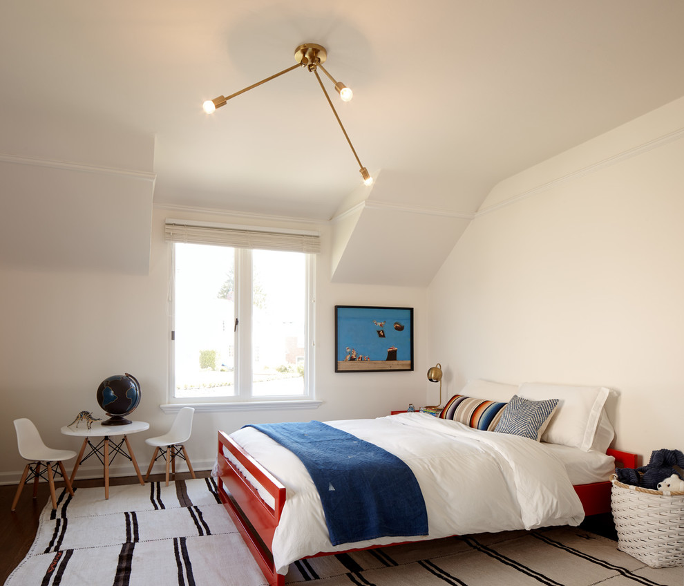 Immagine di una camera da letto moderna con pareti bianche, parquet scuro e pavimento marrone