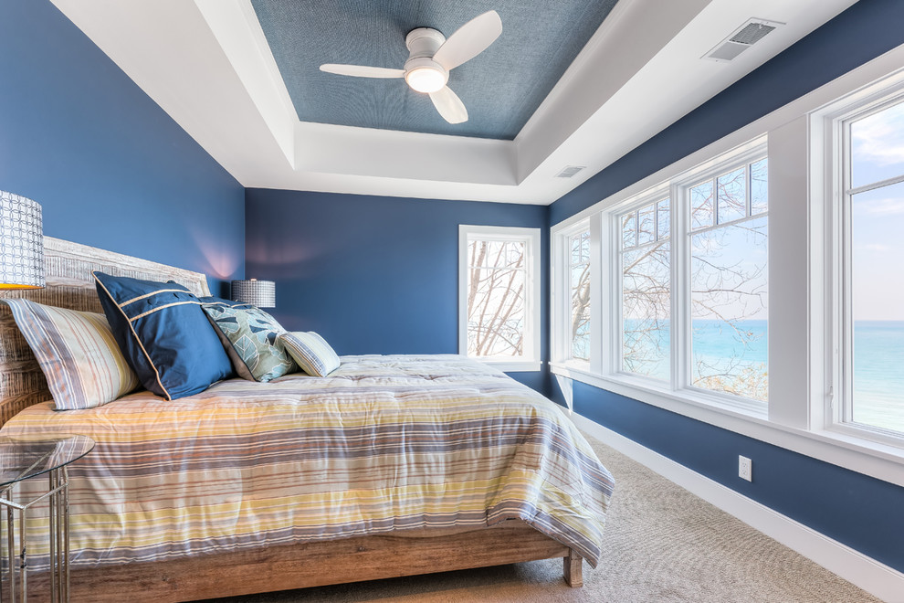 Foto di una camera matrimoniale stile marino con pareti blu