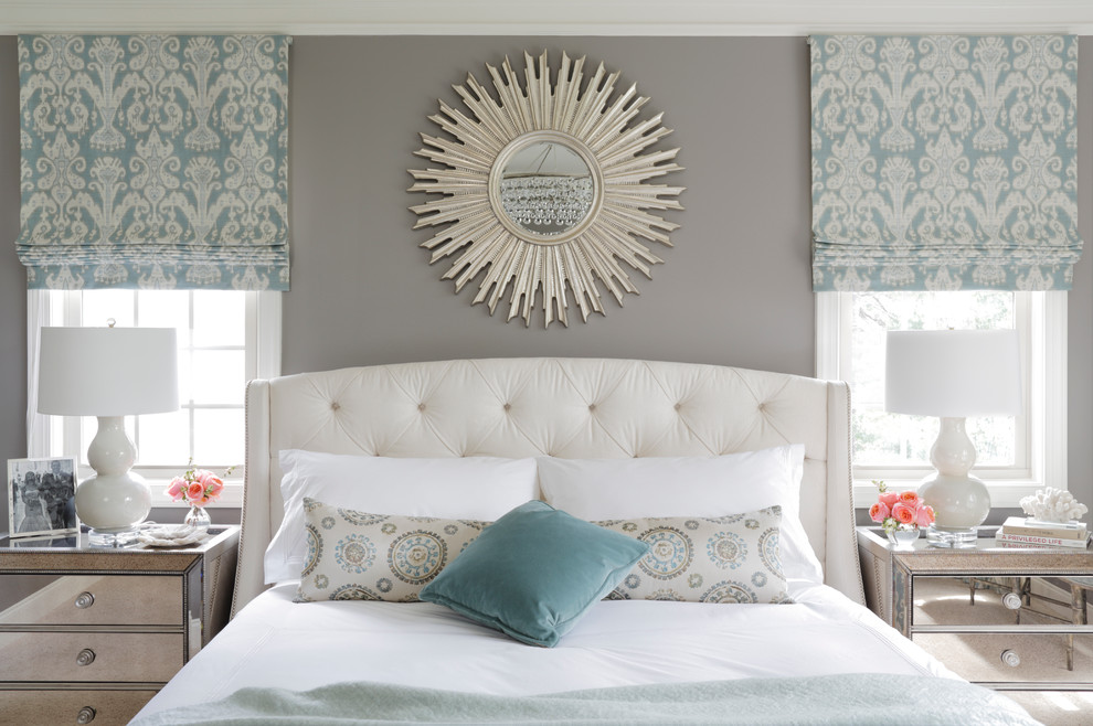 Пример оригинального дизайна: большая хозяйская спальня в стиле неоклассика (современная классика) с серыми стенами