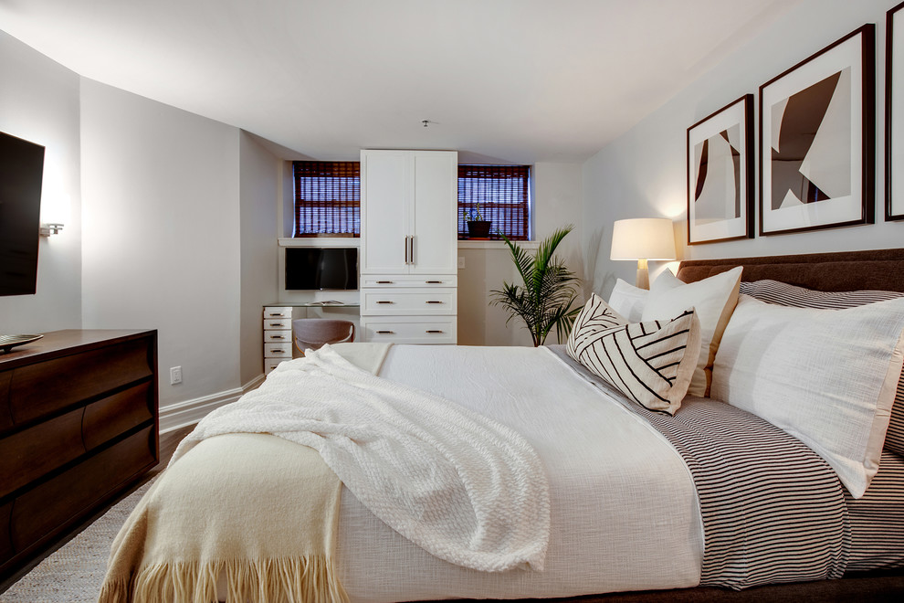 Diseño de dormitorio principal contemporáneo pequeño con paredes grises, suelo laminado y suelo marrón