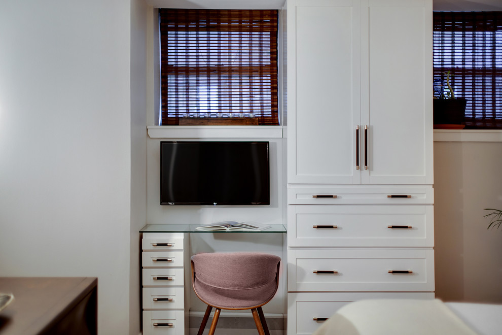 Kleines Modernes Hauptschlafzimmer mit grauer Wandfarbe, Laminat und braunem Boden in New York