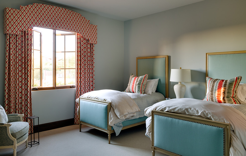 На фото: гостевая спальня (комната для гостей) в стиле неоклассика (современная классика) с синими стенами и ковровым покрытием без камина с