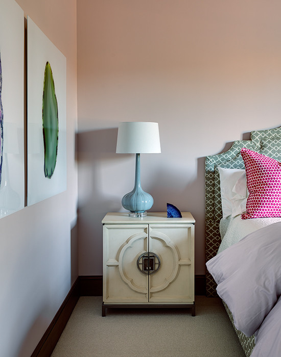 На фото: гостевая спальня (комната для гостей) в стиле неоклассика (современная классика) с розовыми стенами и ковровым покрытием без камина с