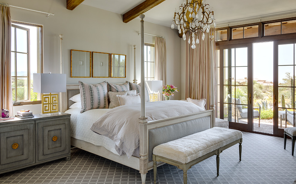 Стильный дизайн: большая хозяйская спальня в классическом стиле с бежевыми стенами, ковровым покрытием и серым полом без камина - последний тренд