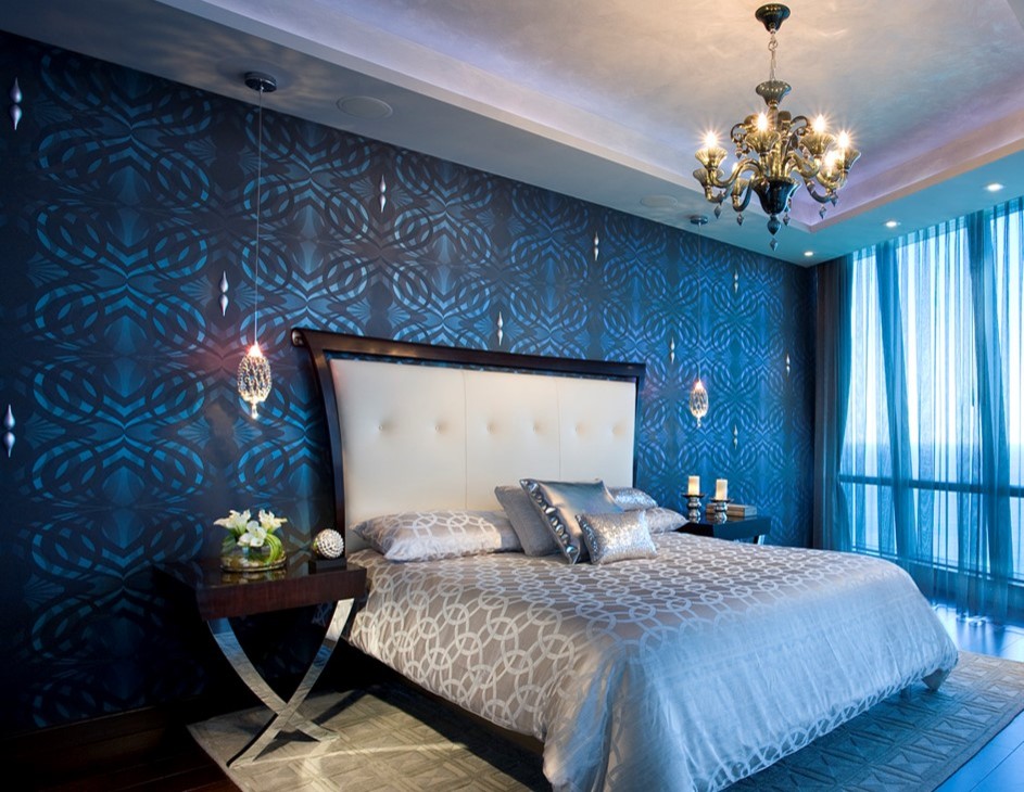 Großes Klassisches Hauptschlafzimmer mit blauer Wandfarbe in Miami
