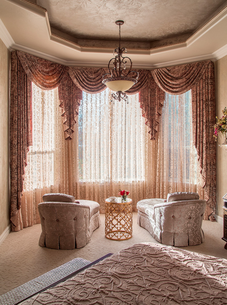 На фото: большая хозяйская спальня в классическом стиле с бежевыми стенами, ковровым покрытием и бежевым полом