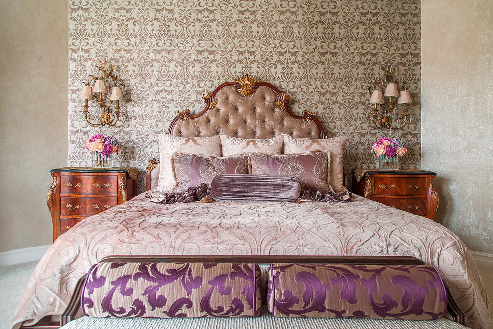 Foto de dormitorio principal clásico grande con paredes beige, moqueta y suelo beige