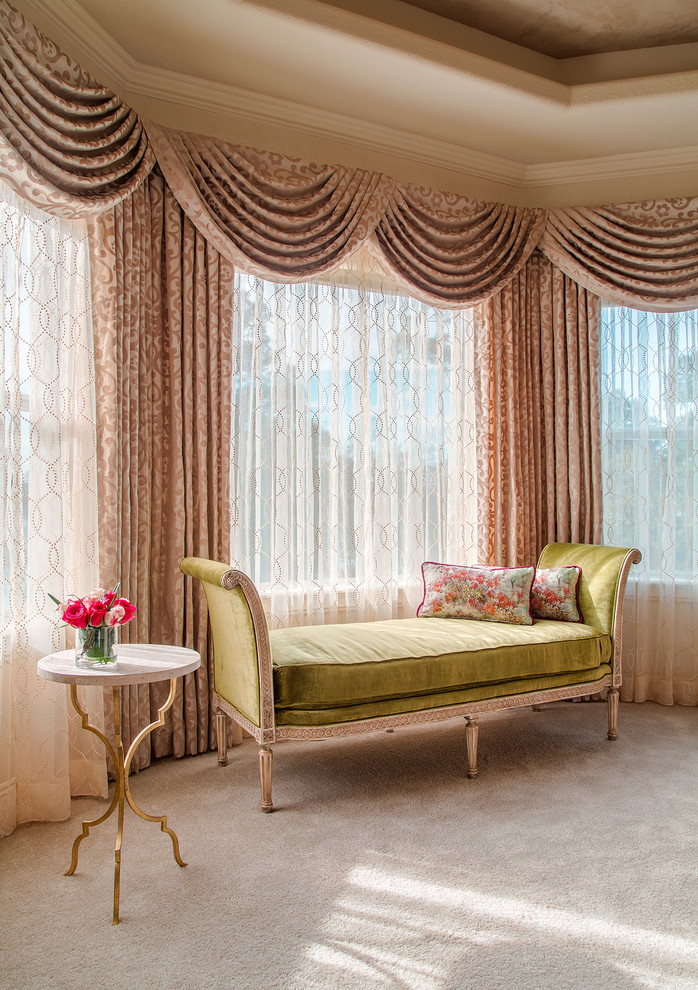 Imagen de habitación de invitados clásica de tamaño medio con paredes beige, moqueta y suelo beige