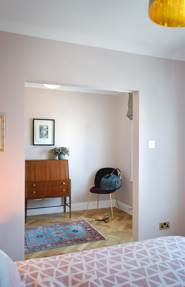 Идея дизайна: маленькая гостевая спальня (комната для гостей) в стиле модернизм с розовыми стенами, паркетным полом среднего тона и коричневым полом без камина для на участке и в саду