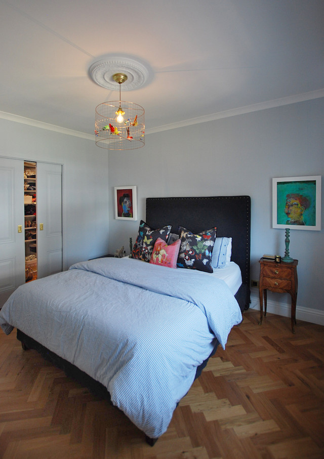 Пример оригинального дизайна: маленькая хозяйская спальня в стиле модернизм с синими стенами, паркетным полом среднего тона и коричневым полом без камина для на участке и в саду