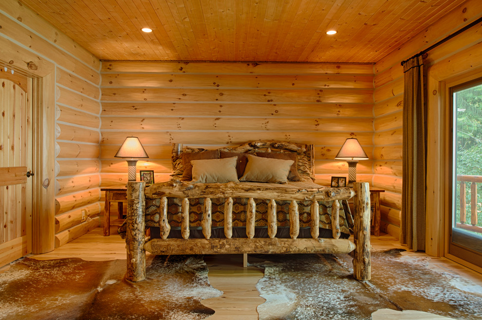 На фото: спальня в стиле рустика с светлым паркетным полом без камина с