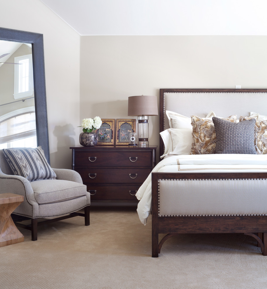 デンバーにあるトラディショナルスタイルのおしゃれな寝室 (グレーの壁、カーペット敷き) のレイアウト