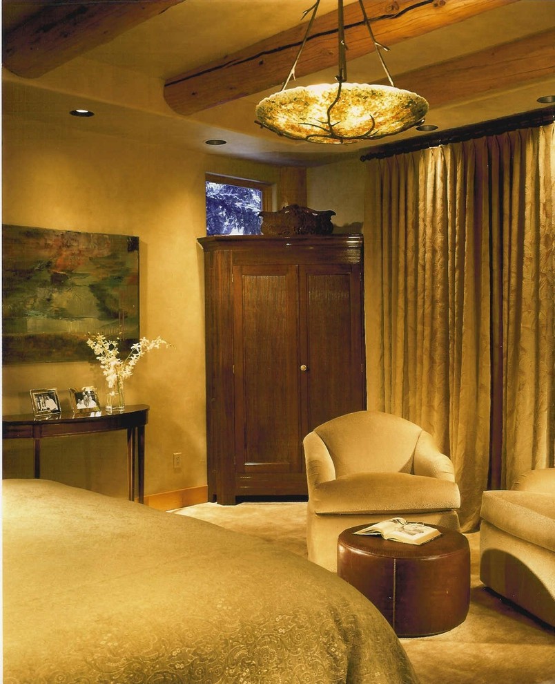 Imagen de dormitorio principal rústico de tamaño medio sin chimenea con paredes beige y moqueta