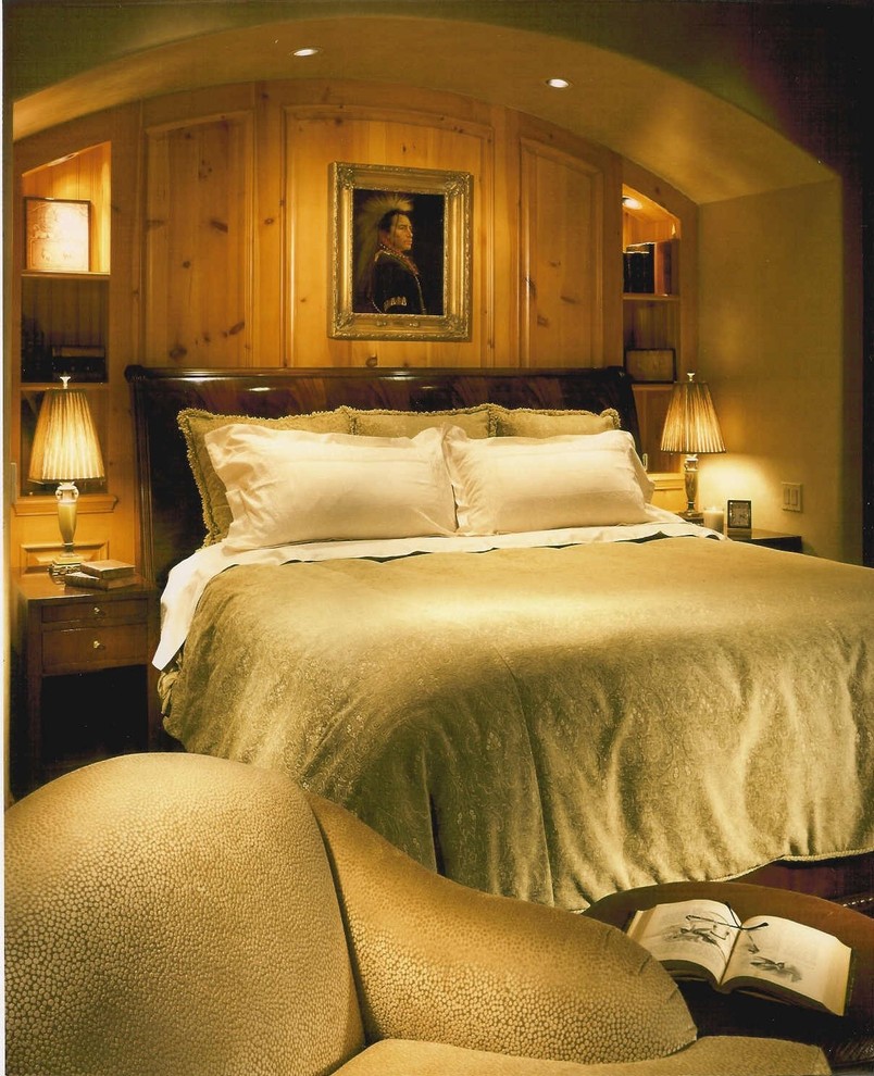 Свежая идея для дизайна: хозяйская спальня среднего размера в стиле рустика с бежевыми стенами и ковровым покрытием без камина - отличное фото интерьера