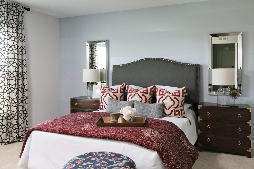 Ejemplo de dormitorio principal clásico grande sin chimenea con moqueta, suelo beige y paredes azules