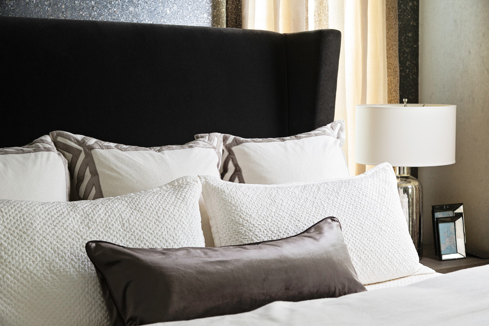 Свежая идея для дизайна: гостевая спальня среднего размера, (комната для гостей) в стиле неоклассика (современная классика) с разноцветными стенами, темным паркетным полом и черным полом - отличное фото интерьера