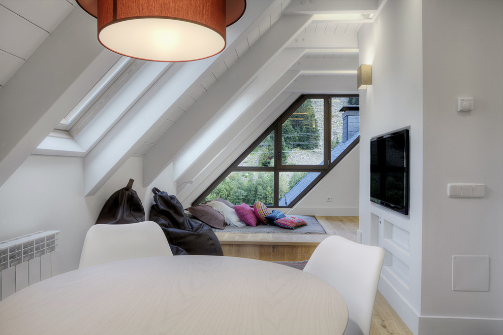 Источник вдохновения для домашнего уюта: большая спальня на антресоли в современном стиле с белыми стенами и паркетным полом среднего тона без камина
