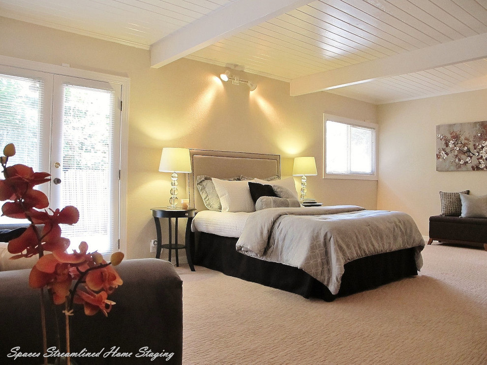 Стильный дизайн: большая хозяйская спальня в стиле ретро с бежевыми стенами и ковровым покрытием - последний тренд