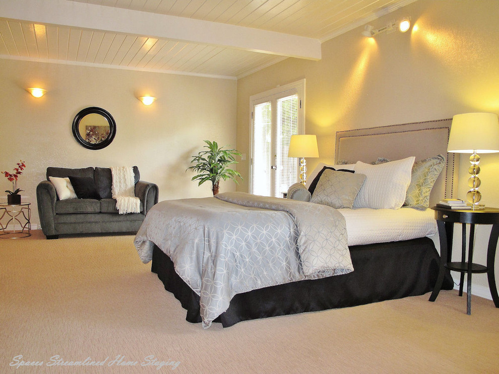 Foto de dormitorio principal vintage grande con paredes beige y moqueta