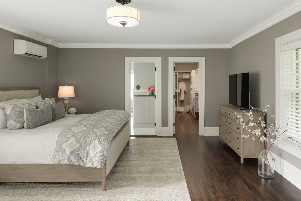 Modelo de dormitorio principal tradicional renovado de tamaño medio sin chimenea con paredes grises, suelo de madera oscura y suelo marrón