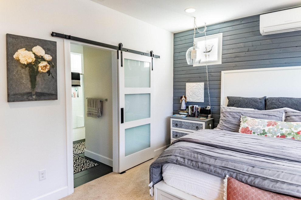Идея дизайна: хозяйская спальня среднего размера в морском стиле с белыми стенами, ковровым покрытием, бежевым полом и стенами из вагонки