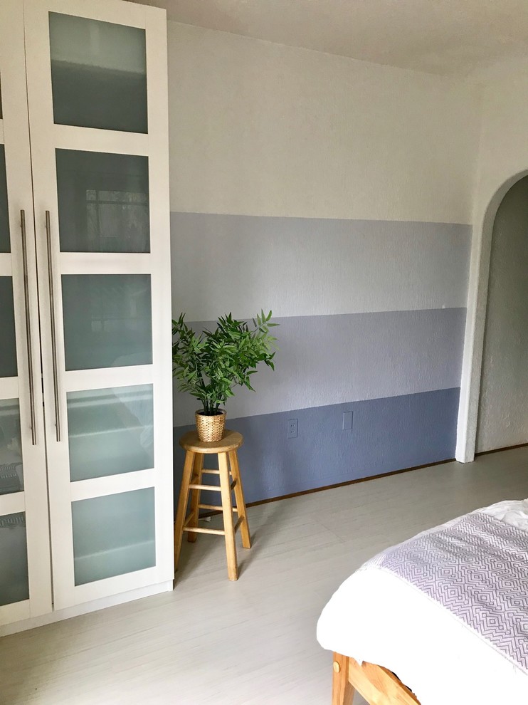 サンルイスオビスポにある小さなコンテンポラリースタイルのおしゃれな主寝室 (マルチカラーの壁、リノリウムの床、暖炉なし、白い床)