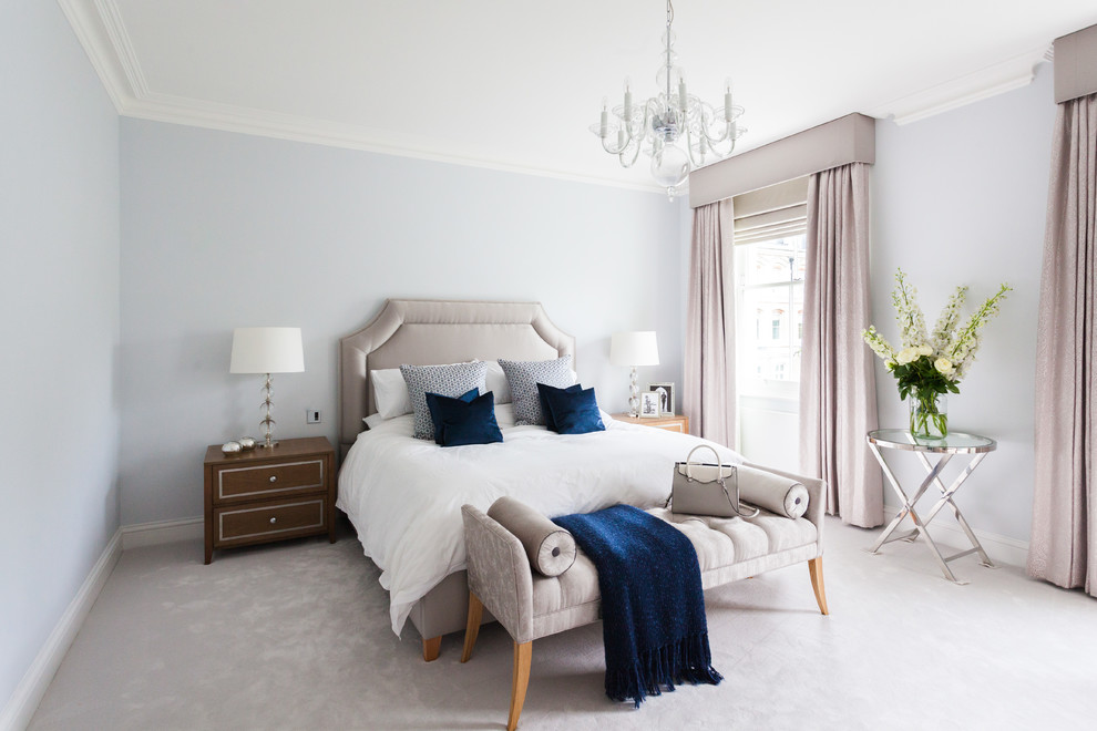 Свежая идея для дизайна: спальня в стиле неоклассика (современная классика) с фиолетовыми стенами, ковровым покрытием и бежевым полом - отличное фото интерьера